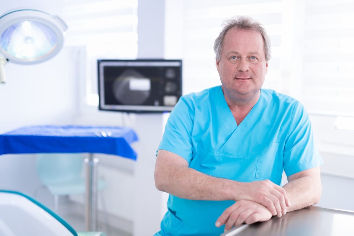 Facharzt für Mund-Kiefer-Gesichtschirurgie: Ulf Hallfeldt